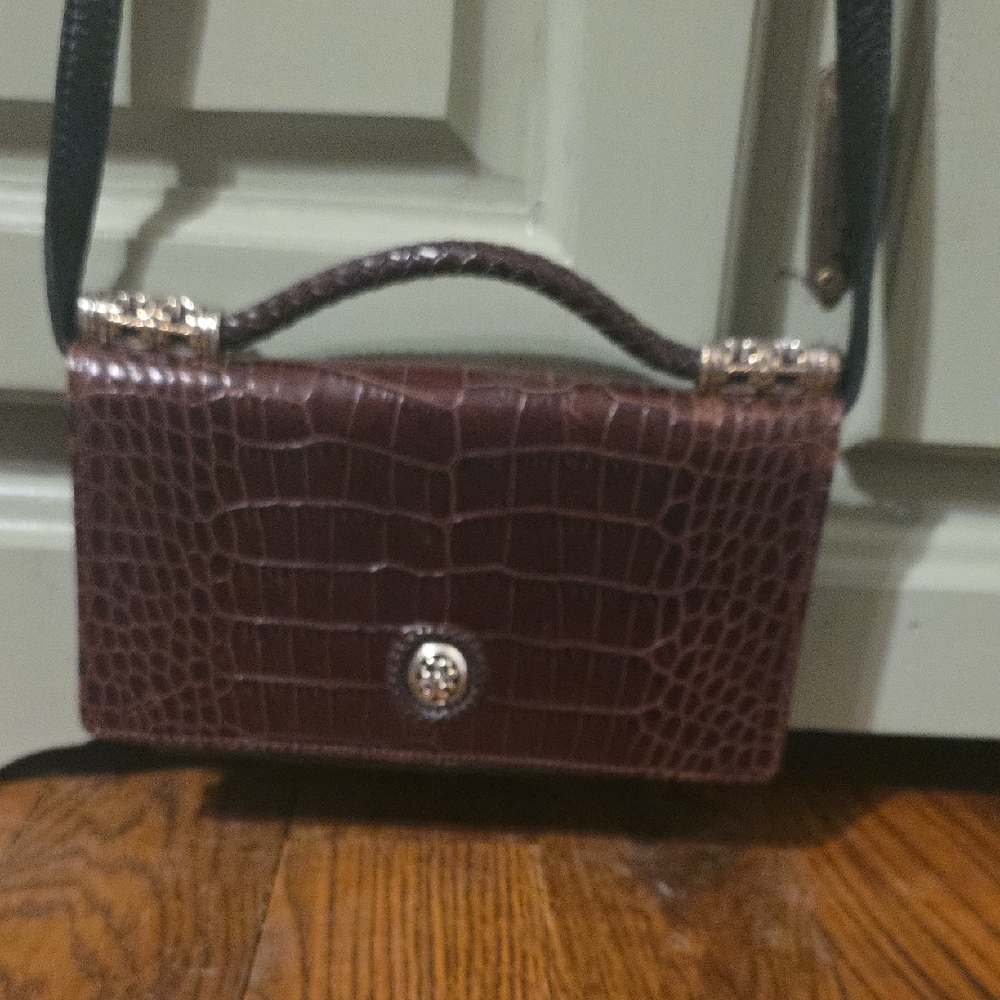 Elegant Crocodile-Embossed Brown Handbag